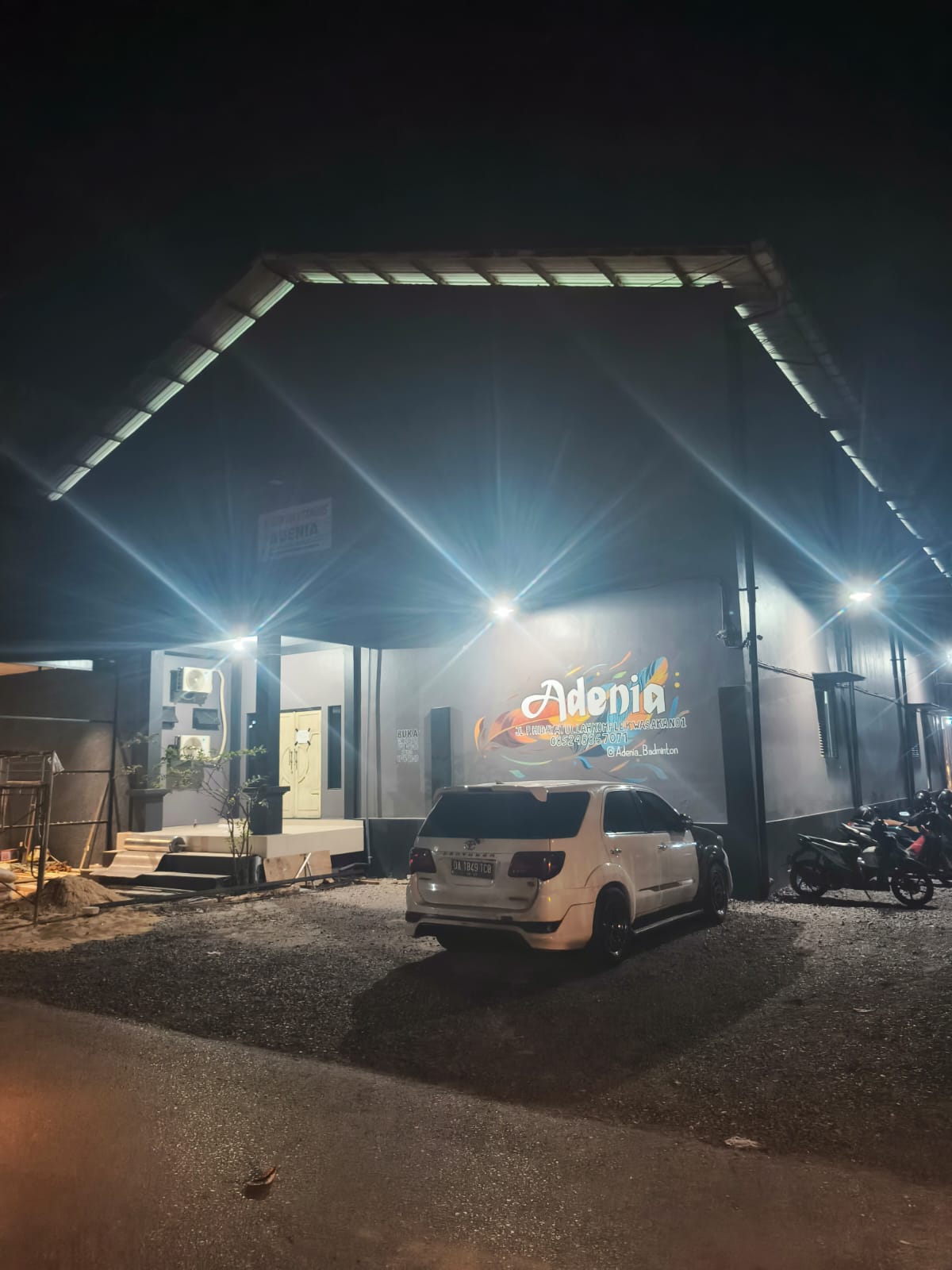 Interior Lapangan Badminton Adenia Salsa